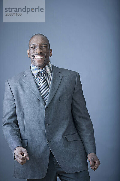 Ein afroamerikanischer Mann steht in einem Business-Anzug in San Diego  Kalifornien.