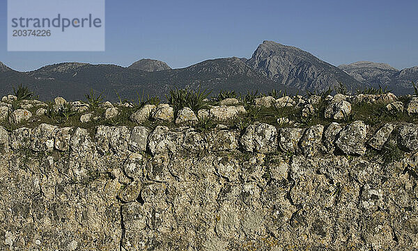 Die Mauerruinen der Festung von Matrera