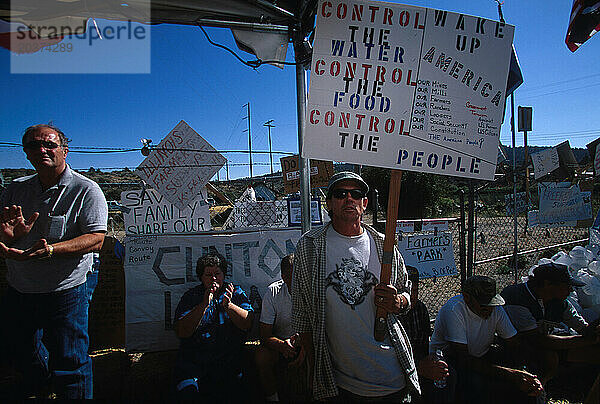 Protesttreffen von Bauern und ihren Unterstützern im Headgate Camp in Klamath Falls  Oregon. Die Bauern nahmen an einem Treffen teil und konfrontierten dann die Wachen des Bureau of Reclamation