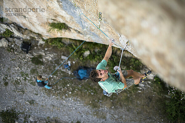 Blick von oben auf einen Kletterer  der Jungle Boogie  9a+  Ceuse  Haute-Savoie  Frankreich klettert