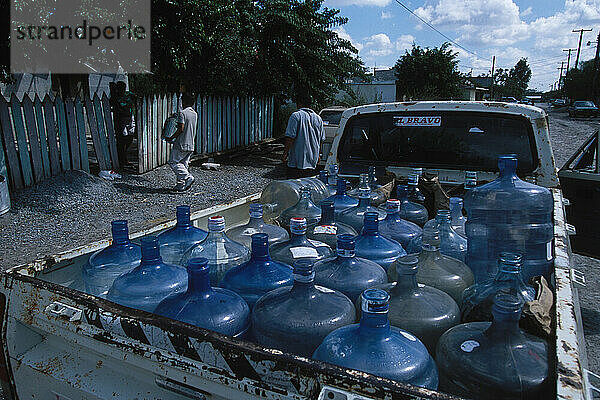 Javier Narbaez  Fahrer und Fernando Catarina liefern Trinkwasser in einem Viertel in Matamoros  Mexiko