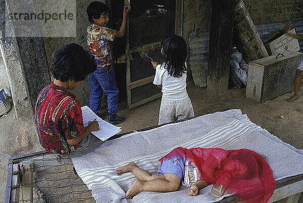 Kinder in einem Ranchhaus  Trincheras  Mexiko.
