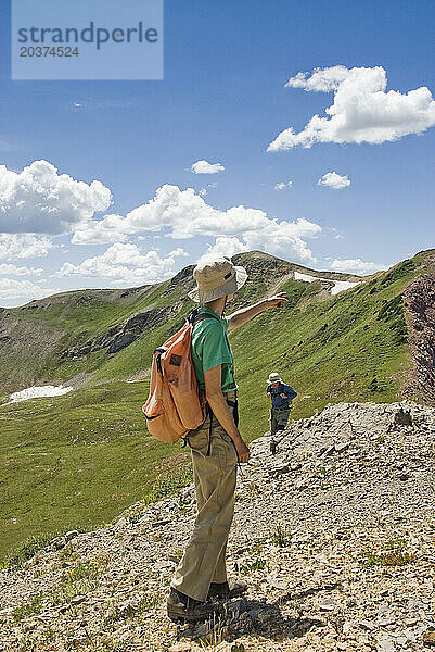 Ein Mann und eine Frau unternehmen eine Tageswanderung in der Snowmass-Maroon Bells Wilderness  CO.