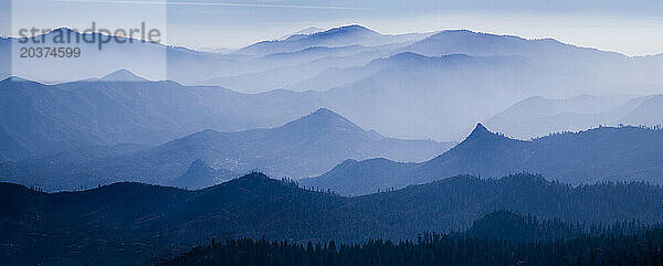 Berggipfel hinter einem dunstgefüllten Tal im Sequoia National Forest.