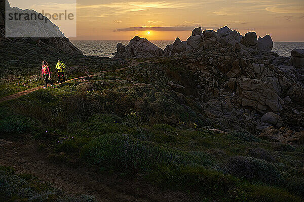 Junges Paar beim Wandern an der felsigen Küste  Sardinien  Italien