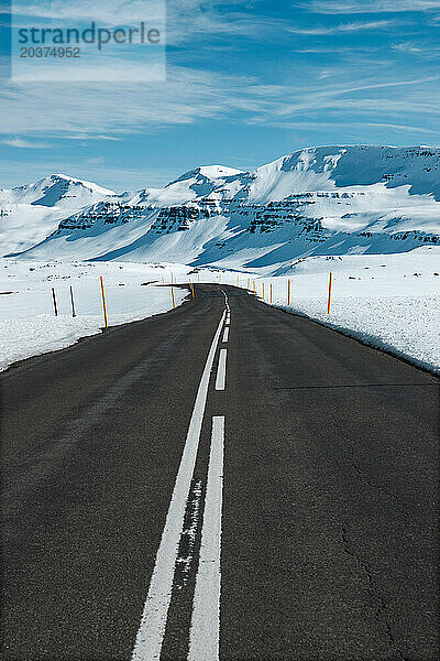 Eine Straße mit Schnee am Rand