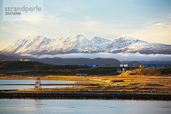 Kampfgebirgskette im Morgenlicht in der Stadt Ushuaia  Feuerland  Argentinien