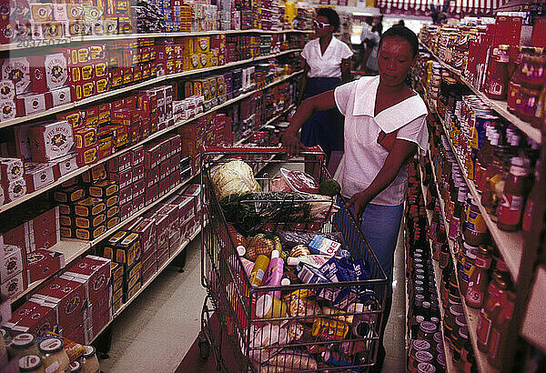 Frauen kaufen im Supermarkt ein