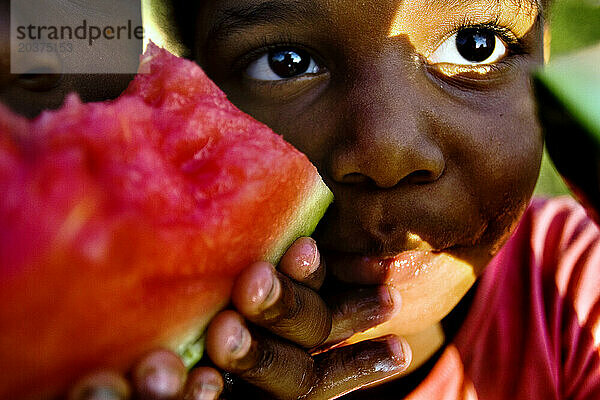 Kinder essen Obst im Wohnwagenpark in Baker  Louisiana.