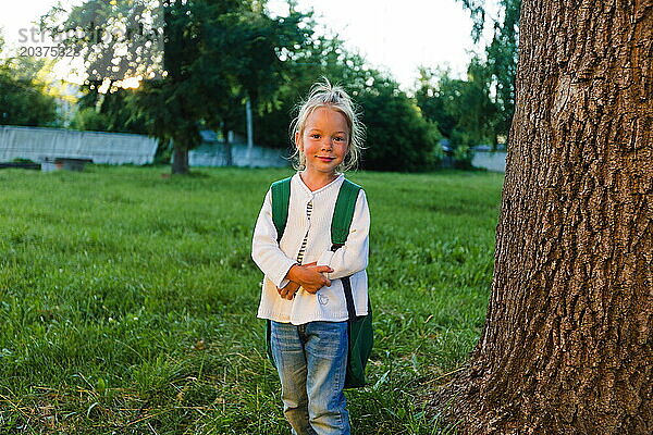 Porträt eines jungen lächelnden Mädchens mit einem großen Rucksack