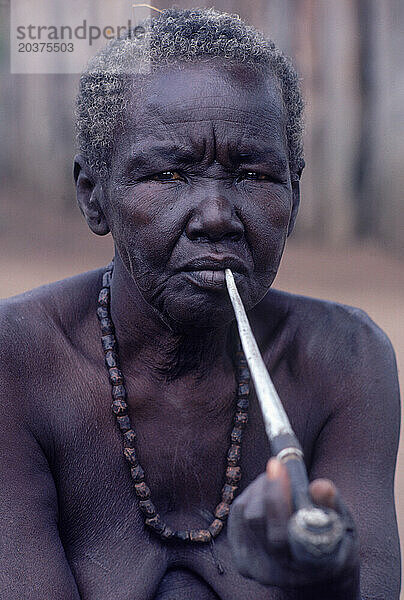 Alte Frau raucht Pfeife  Sudan.