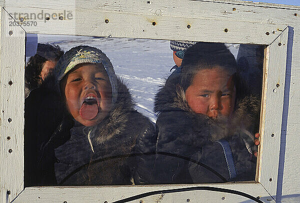 Kinder atmen Frost auf gefrorenen Fenstern  Pond Inlet  Nunavut  Kanada