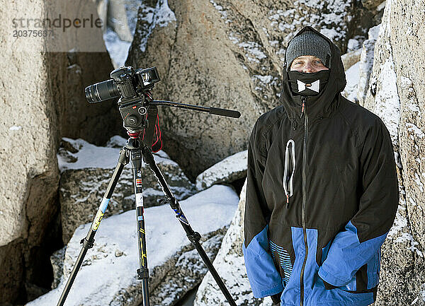 Porträt eines Mannes  der Snowboarder an einem kalten Tag in Argentinien filmt