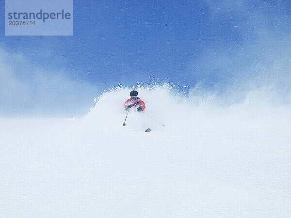 Ein Skifahrer steigt einen Berg mit Pulverschnee im Skigebiet von Niseko  Japan  hinab.