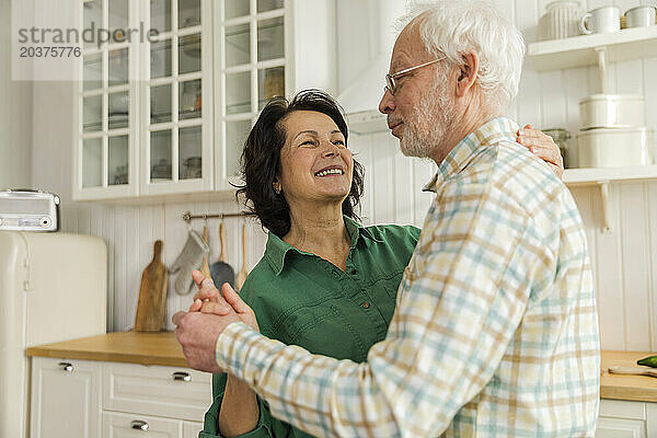 Älteres Paar vergnügt sich gemeinsam  tanzt zu Hause