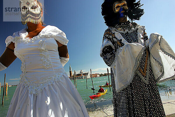 Zwei Personen mit traditionellen Masken und Kostümen in Venedig  Italien.