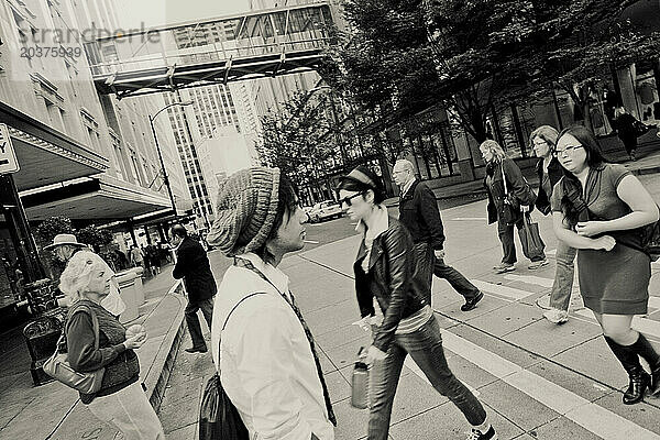 Ein obdachloser junger Erwachsener läuft am 22. September 2010 durch die Innenstadt von Seattle