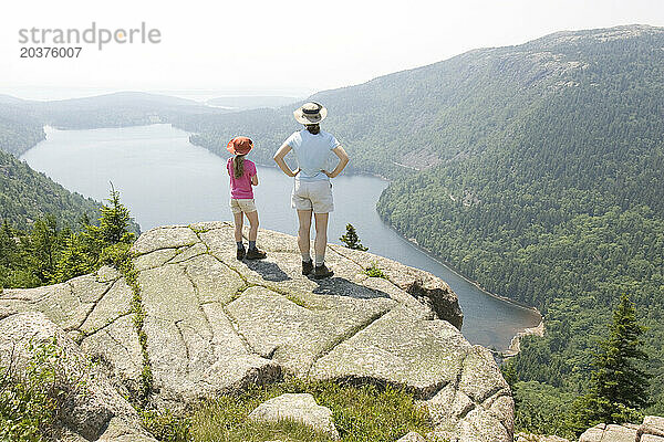 Zwei Personen betrachten die Aussicht vom Gipfel des Bubble Mountain im Acadia-Nationalpark in Maine.