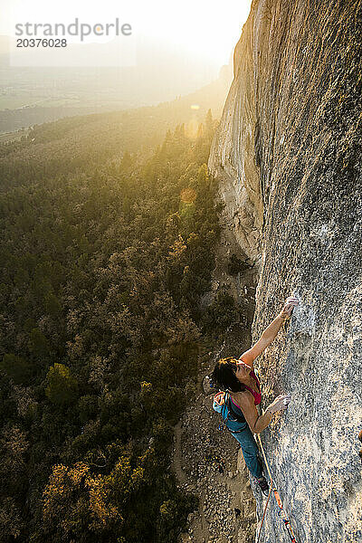 Profikletterin Barbara Raudner klettert El Gran Blau 8b+/c in Oliana  Spanien.