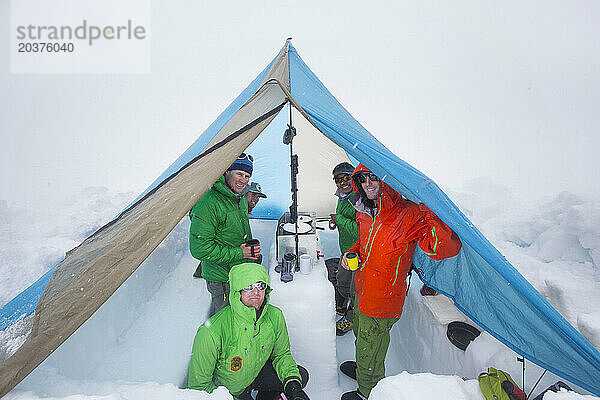 Fünf Bergsteiger suchen Schutz in einem Zelt auf dem unteren Kahiltna-Gletscher auf Denali in Alaska.