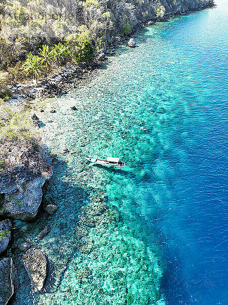 Indonesien Alor - Drohnenansicht der Küstenlinie der Insel Ternate