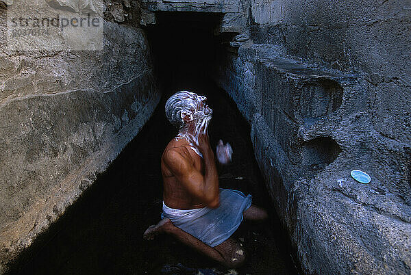 Mirbad Khan badet in einem Bewässerungskanal namens Falaj in Buraimi  Oman. Der Falaj ist eine alte Form der Bewässerung  die von den Persern genutzt wurde.