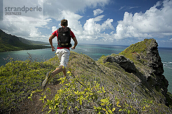 Ein Extremwanderer verfolgt Norton beim Laufen auf einem Bergrücken in der Kahana Bay in Oahu