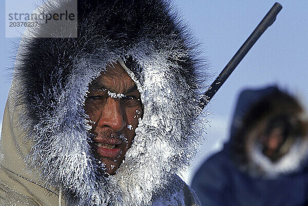 Porträt eines Inuit-Jägers  Nunavut  Kanada