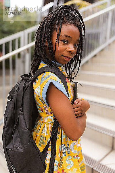 Afroamerikanisches Mädchen am ersten Tag des Schuljahres