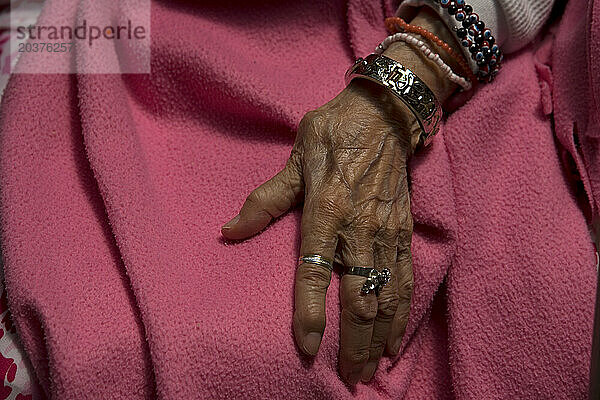 Die Hand einer älteren Frau  die im Altenheim Unserer Lieben Frau von Guadalupe in Mexiko-Stadt lebt