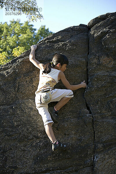 Ein junger Kletterer beim Bouldern im Central Park.