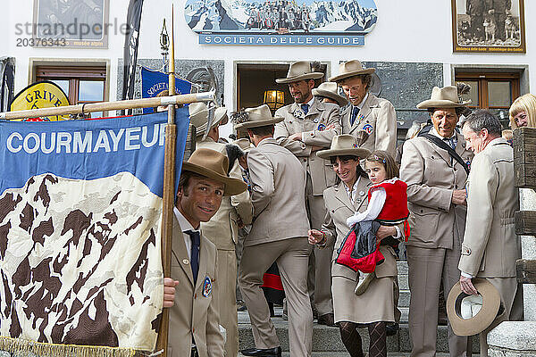 Eine Gruppe italienischer Bergführer trägt die traditionelle Kleidung des Guide Alpine Courmayeur für eine Parade durch das Dorf Courmayeur.