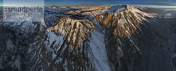 Sierra Nevada Mountains und die Ansel Adams Wilderness aus einem Hubschrauber über June Lake  Kalifornien.