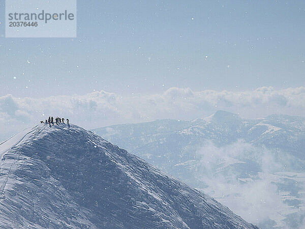 Skifahrer auf dem Gipfel des Annupuri-Berges  einem Vulkan in Niseko  Japan.