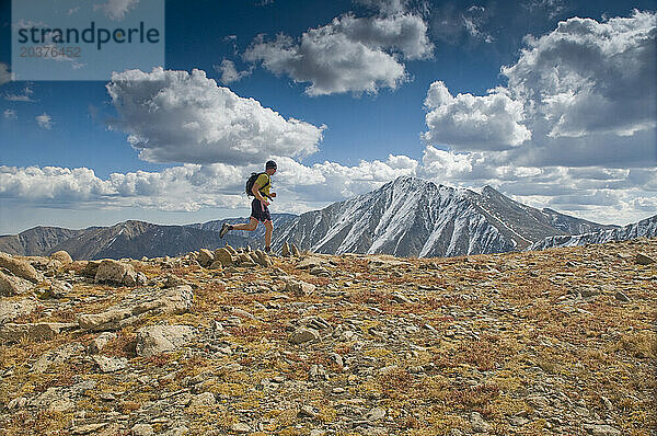 Ein Mann läuft entlang eines Alpenrückens mit dem Torreys Peak im Hintergrund  CO.
