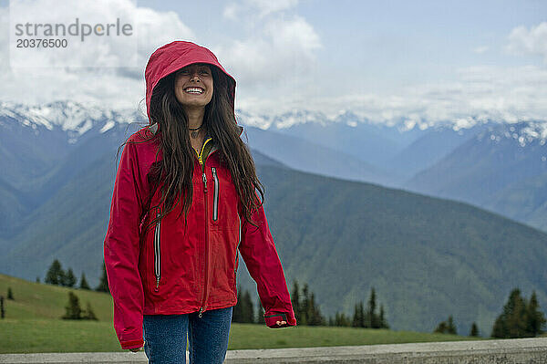 Porträt einer Frau mit roter Kapuzenjacke  Olympia  Washington  USA