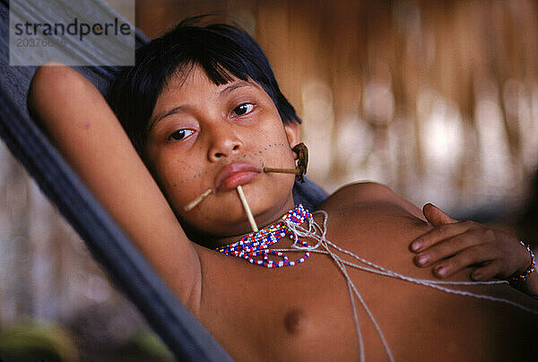 Yanomami-Mädchen entspannt in einer Hängematte  Venezuela  Südamerika