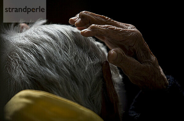 Eine ältere Frau berührt ihr Haar im Seniorenheim Unserer Lieben Frau von Guadalupe in Mexiko-Stadt