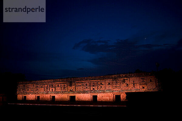 Maya-Ruinen von Uxmal werden während einer theatralischen Laserlichtshow auf der Halbinsel Yucatan  Mexiko  beleuchtet