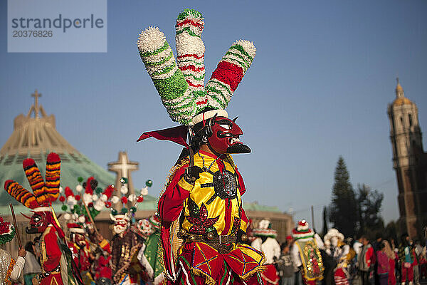 Ein als Heiliger Jakobus verkleideter Tänzer aus Chocaman  Veracruz  Mexiko.