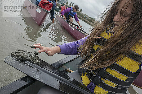 Mädchen beim Kanufahren im Slough-Umweltbildungsprogramm des Marine Science Institute  Redwood City  Kalifornien  USA