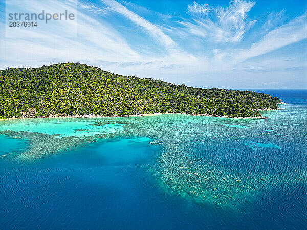 Indonesien Anambas-Inseln - Drohnenansicht der Küste der Insel Telaga