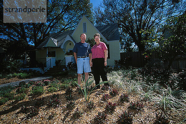 Zertifizierter Garten von Frank und Eileen O'Sullivan  Austernpflanzen im Vordergrund. Diese Werften sind von Florida Yards and Neighborhoods für die Verwendung umweltfreundlicher Pflanzen zertifiziert