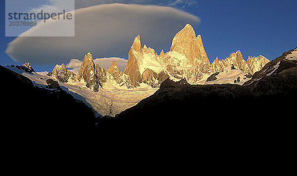 Linsenförmige Wolken bilden sich über dem Mount Fitz Roy im Nationalpark Los Glacieres  Argentinien  Patagonien  2. Februar 2001.