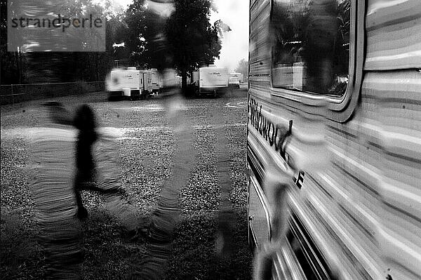 Mädchen rennt im Regen  in Baker  Louisiana. (Regen am Fenster)