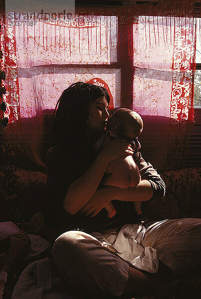 Eine Hippie-Mutter und ein Kind.