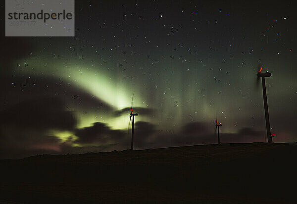 Atemberaubende Aurora Borealis mit Windpark für saubere Energie  Färöer-Inseln