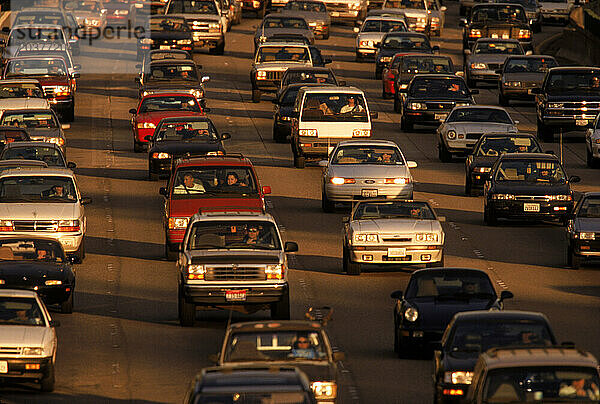 Blick auf den Verkehr in der Innenstadt von Los Angeles mit Blick nach Norden von der Kreuzung von Highway 10 und 105.