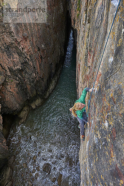 Kletterer klettern auf einer Klippe  Pembroke  Wales  Großbritannien