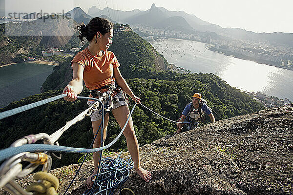 Zwei Freunde klettern in Rio de Janeiro  Brasilien.